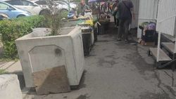 Горожанин просит убрать с тротуара бетонные клумбы, которые должны ликвидировать стихийную торговлю. Фото