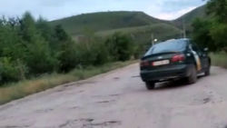Водитель жалуется на состояние дороги возле АУЦА. Видео