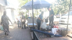 Жители Бишкека вновь жалуются на стихийных торговцев у рынка Ак-Эмир