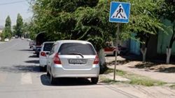 В Оше «Фит» с российскими номерами припарковали на «зебре». Фото