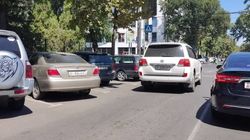 «Крузак» припарковали на проезжей части на Панфилова. Фото