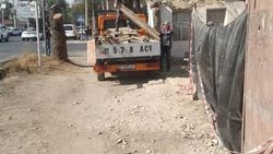 В Бишкеке грузовик припарковался на тротуаре
