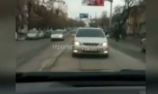 В Оше автомашина ехала посередине дороги задом, нарушая ПДД - читатель <i>(видео)</i>