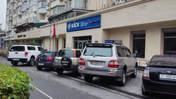 Возле банка KICB машины припаркованы в неположенном месте. Фото