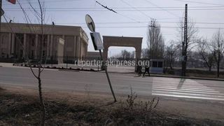 Накренившийся дорожный знак на Анкара-Менделеева исправят