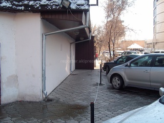 У кафе «Тюбетейка» на Чокморова-Турусбекова уничтожаются дороги и тротуары, требуем принять действенные меры, - горожане <b><i> (фото) </i></b>