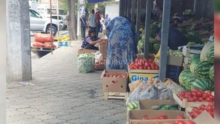 Стихийная торговля на улице Ауэзова (фото)