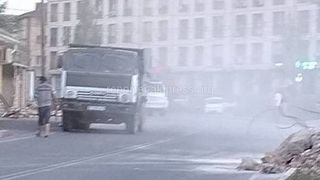 Горожанин на КамАЗе свалил мусор на дороге по ул.Т.Айтматова. Его обязали убрать все до конца недели, - мэрия