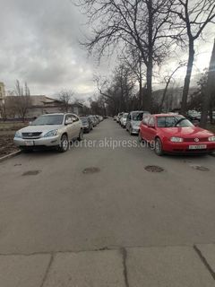 Житель Бишкека жалуется, что тротуар напротив Дворца спорта заполнили машины