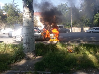 В районе Шлагбаума средь бела дня сгорела машина <b><i>(фото)</i></b>