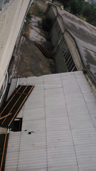 В муниципальном новом доме по ул. Суванбердиева ураганом снесло крышу, квартиры затопило, обращения в службы безрезультатны, - житель <b><i>(фото,видео)</i></b>