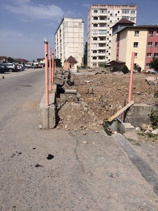Турецкое учебное заведение «Себат» для строительства использует часть тротуара в микрорайоне «Джал», - читатель <b><i>(фото)</i></b>