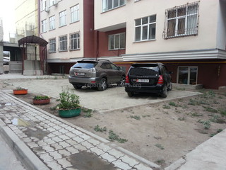 Читатель интересуется, как привлечь автовладельца к административной ответственности за парковку на детской песочнице во дворе дома по улице Орозбекова<b><i>(фото)</i></b>