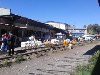 Читатель интересуется, законно ли расположены магазины вдоль железной дороги в городе Жалал-Абад <b><i>(фото)</i></b>