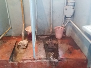 Читатель сообщает, что туалет в институте горного дела и горных технологий Политеха находится в ужасном состоянии (фото)