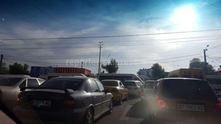 Из-за неработающего светофора на перекрестке Масалиева-Навои в Оше образовался затор (фото)