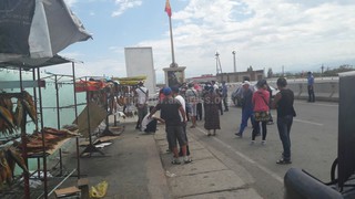 В Балыкчы милиция и мэрия выгоняют с обочин кольцевой продавцов, торгующих рыбой и абрикосами <i>(фото)</i>