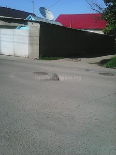 На перекрестке Буденного-Куликовская в Бишкеке проваливается асфальт вокруг колодцев (фото)