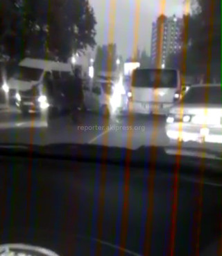 В Бишкеке на ул.Курманжан датки столкнулись бус и 3 легковых авто, - очевидец <i>(видео)</i>