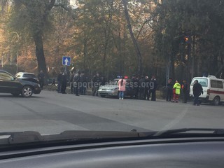 На перекрестке Боконбаева-Эркиндик произошло ДТП с участием машины отдела охраны МВД <i>(фото)</i>