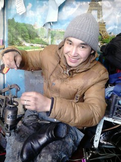 20-летний Нурболот Садырбеков из Токтогульского района работает обувным мастером и шьет обувь любой модели (фото)