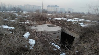 Читатель просить огородить пустырь, где под землей расположены трубопроводы, в южной части Бишкека (фото)