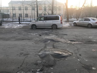 На перекрестке Турусбекова-Пушкина в Бишкеке невозможно проехать из-за ледяных наростов на «лежачих полицейских», - читатель (фото)