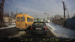 Водитель маршрутки, выехав на красный сигнал светофора на Гагарина-Муромской, подверг опасности пассажиров (видео)
