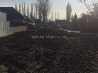 В новостройке Иссык-Атинская вскопали центральную улицу и оставили грязь, - читатель (фото)