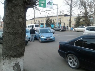 На проспекте Масалиева в Оше произошло мелкое ДТП (фото)