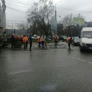 Дорожники Бишкека латают дыры в дождь, - читатель (фото)