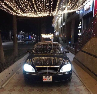 Водители выезжают на тротуар Тоголок Молдо-Токтогула ради красивых фото в Инстаграм <i>(фото)</i>