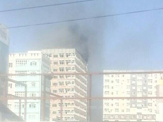 <b>Фото, видео</b> — В мкр Джал горит крыша новой многоэтажки, на место пожара выехали 5 пожарных расчетов