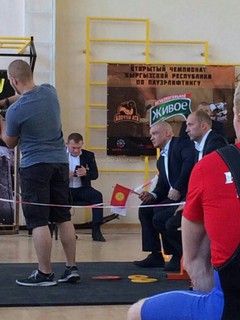 Судьи в ходе чемпионата по пауэрлифтингу использовали флаг Кыргызстана вместо красных флажков, - читатель <i>(фото)</i>
