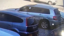 На проспекте Чуй в Бишкеке неизвестные сняли колпаки на колесах машины и скрылись <i>(видео)</i>