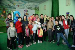 Волонтеры подарили воспитанникам трех детских домов в Бишкеке и Чуйской области теплую одежду, продукты питания, канцтовары и игрушки (фото)