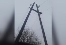 Видео - В селе Кулуштан Ноокатского района высоковольтные столбы в плачевном состоянии