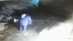 Видео — Мужчина попытался поджечь магазин в новостройке