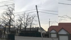 На Токтоналиева-Айни наклонился столб (фото)