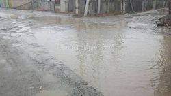 Фото — Дорогу на улице Васильева затопило
