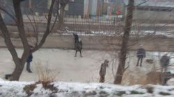 На ул.Скрябина дети играли на льду БЧК, - бишкекчанин (фото)