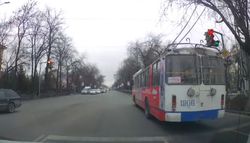 Видео – На Ч.Айтматова - Гагарина водитель троллейбуса проехал на красный свет светофора