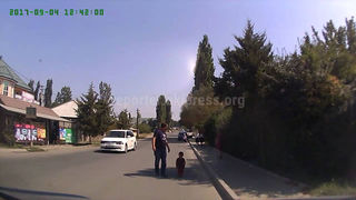 В жилмассиве Колмо на проезжей части дороги гулял 2-летний ребенок <i>(видео)</i>