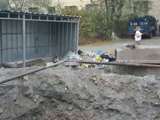 На ул.К.Акиева накопилось много мусора, - читатель (фото)