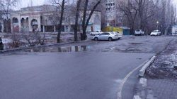 В мкр. Аламедин-1 от улицы Калинина до жилых домов отсутствует пешеходная дорожка, - житель (фото)