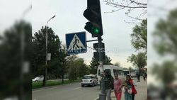 В Бишкеке на улице 7 Апреля сломан светофор по требованию (фото)