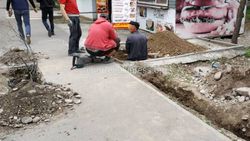 На Ч.Айтматова - Джаманбаева раскопали тротуар и проводят воду в павильон, - бишкекчанин (фото)