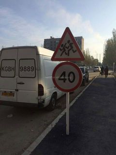 На ул.Мамбетова в Бишкеке установлены метровые дорожные знаки, которые не видны автомобилистам, - читатель (фото)