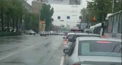 Из-за дорожного знака запрещающий ехать прямо на Абдрахманова - Боконбаев образуется пробка (видео)