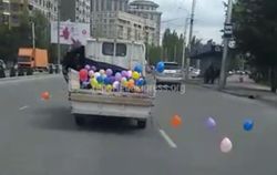 Видео — На Южной магистрали водитель грузовика рассыпал воздушные шары на дороге